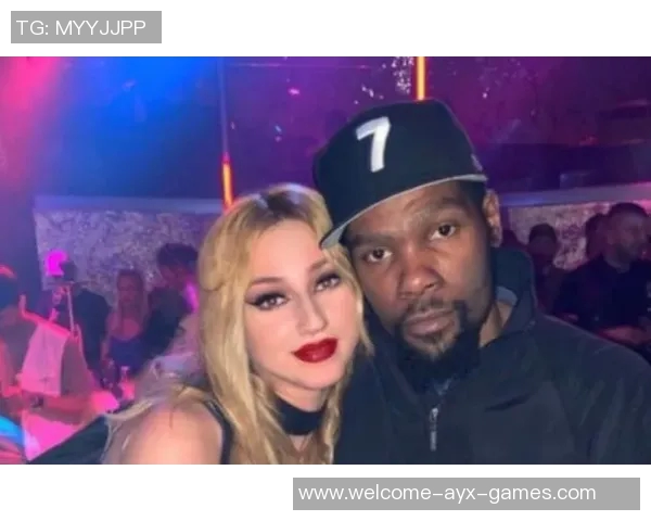 杜兰特与美女记者互动频频邀请共赏比赛后共享烧烤时光 杜兰特与美女记者互动频频邀请共赏比赛后共享烧烤时光