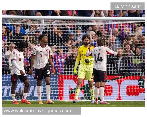 利兹联球迷两度向热刺球员投掷物品或将遭遇高额罚款 利兹联球迷两度向热刺球员投掷物品或将遭遇高额罚款