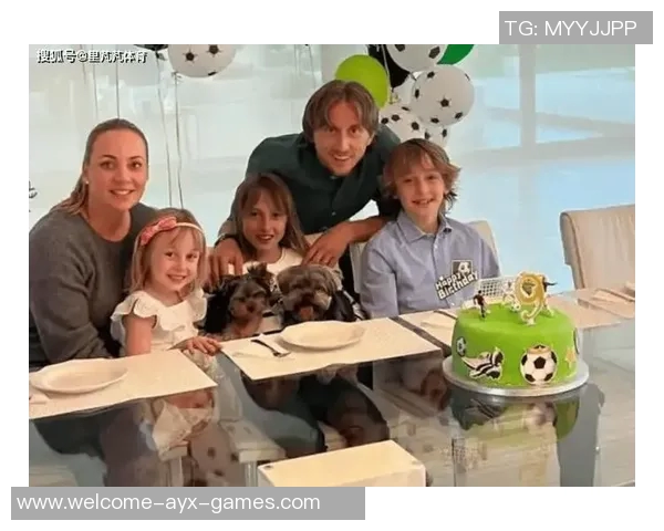 米兰2526赛季全家福揭晓阿莱格里与莫德里奇同框引热议