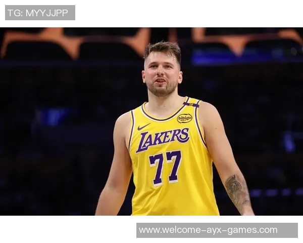 艾顿谈篮球哲学:得分与出手数不重要我信任东契奇詹姆斯和里夫斯的能力 艾顿谈篮球哲学:得分与出手数不重要我信任东契奇詹姆斯和里夫斯的能力