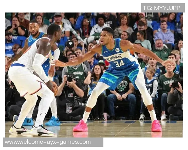 利拉德分享字母哥送的新款签名球鞋展现深厚友谊与团队精神 利拉德分享字母哥送的新款签名球鞋展现深厚友谊与团队精神